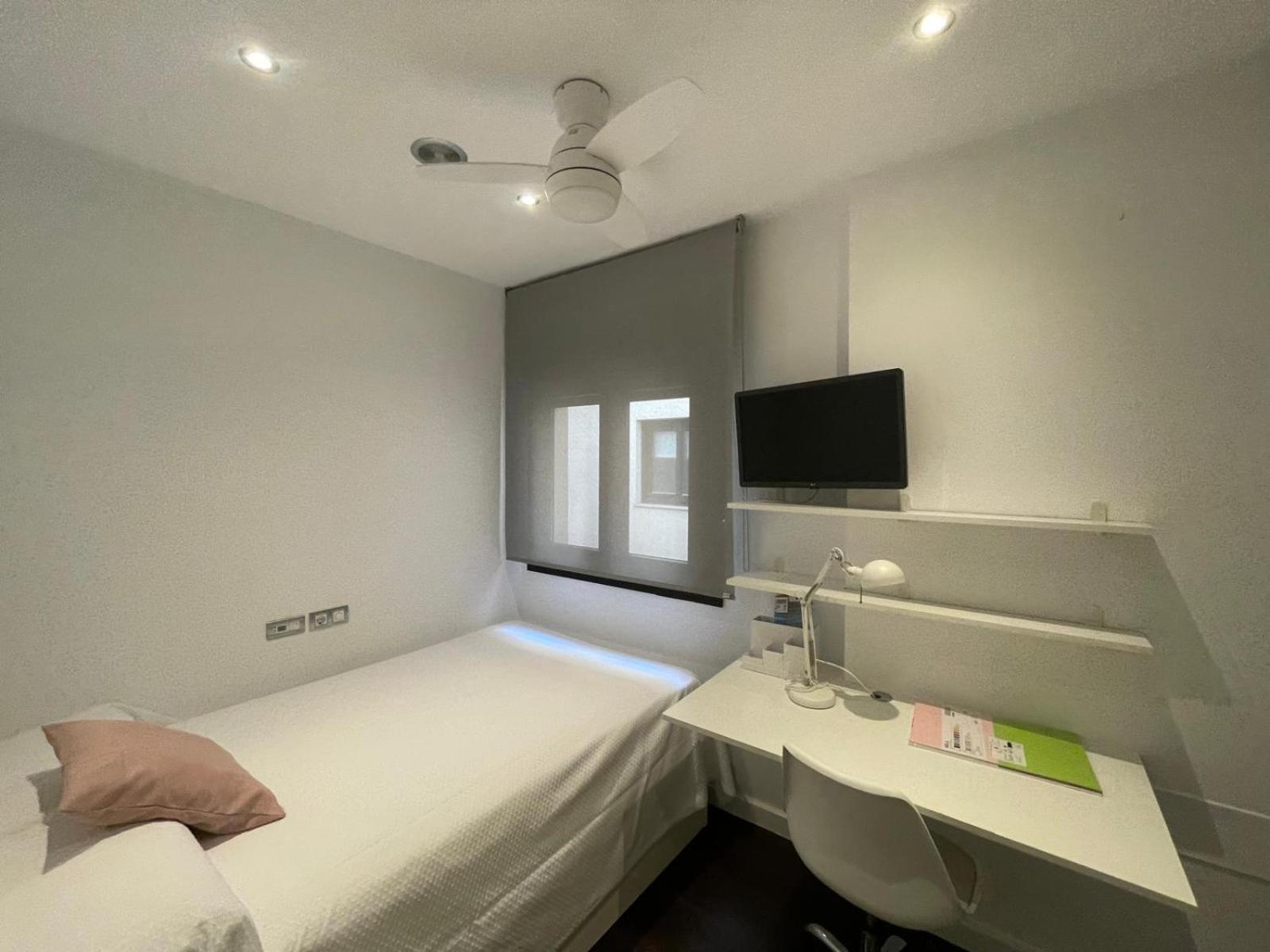 Moderno Apartamento Con Plaza De Garaje En Pleno Centro De Almeria Exterior photo